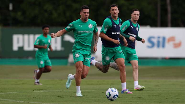 Atacante Paulinho, do Palmeiras, em treino desta quinta-feira (10).