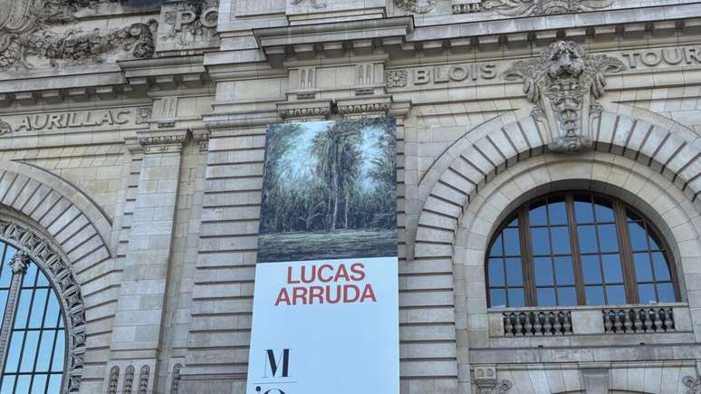 Cartaz da exposição de Lucas Arruda na fachada do Museu d'Orsay, em Paris (10/4/25).