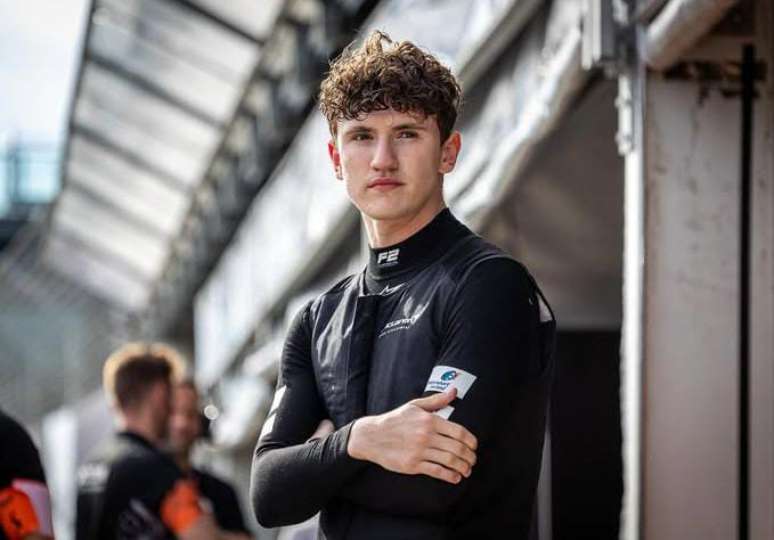 Alex Dunne &eacute; punido por duas infra&ccedil;&otilde;es durante a corrida