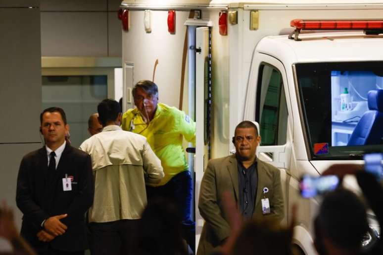 O ex-presidente Jair Bolsonaro (PL) chega ao Hospital DF Star em Brasília.