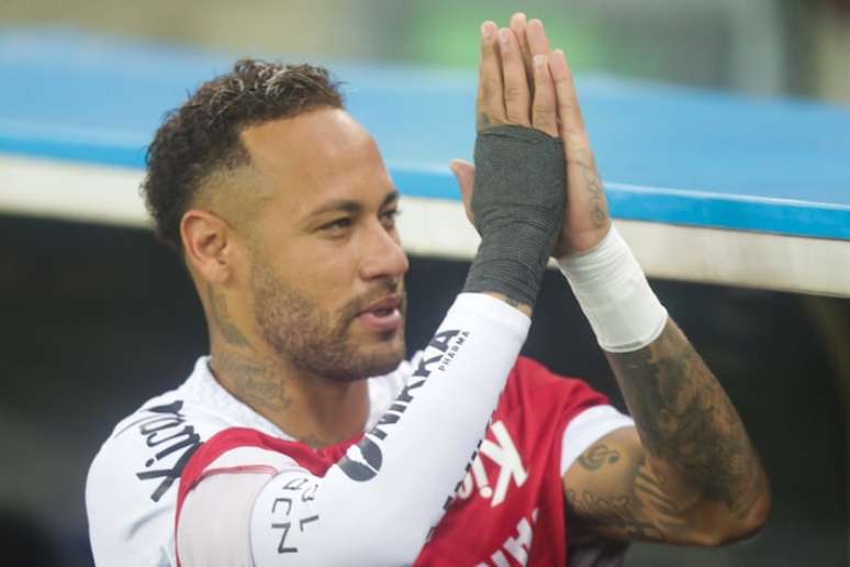 Neymar volta a jogar após mais de 40 dias e reestreia no Brasileirão.