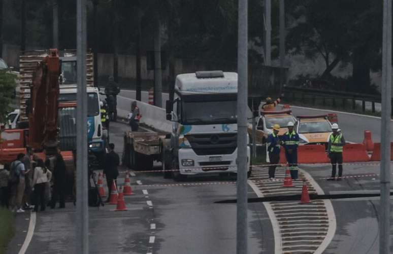 O incidente ocorreu na mesma cratera da Marginal Tietê, sentido Castelo Branco, que se abriu no último dia 10 de abril.