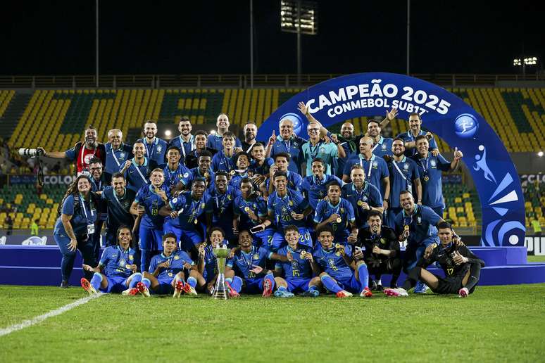 Elenco da seleção brasileira campeão do Sul-Americano Sub-17 2025. 