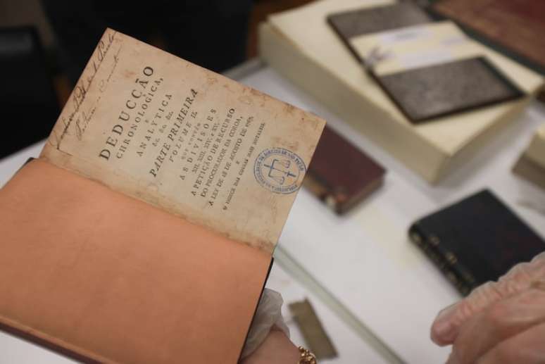 A biblioteca re&uacute;ne obras raras dos s&eacute;culos 16 ao 19; atualmente, o acervo est&aacute; dividido em dois pr&eacute;dios da faculdade