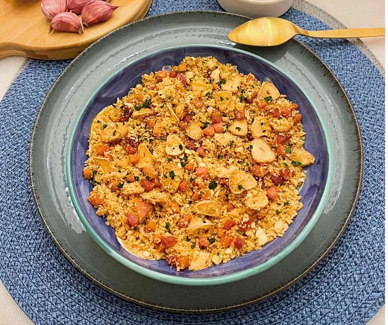 Migas Farofa with bacon, garlic and easy bread dawn