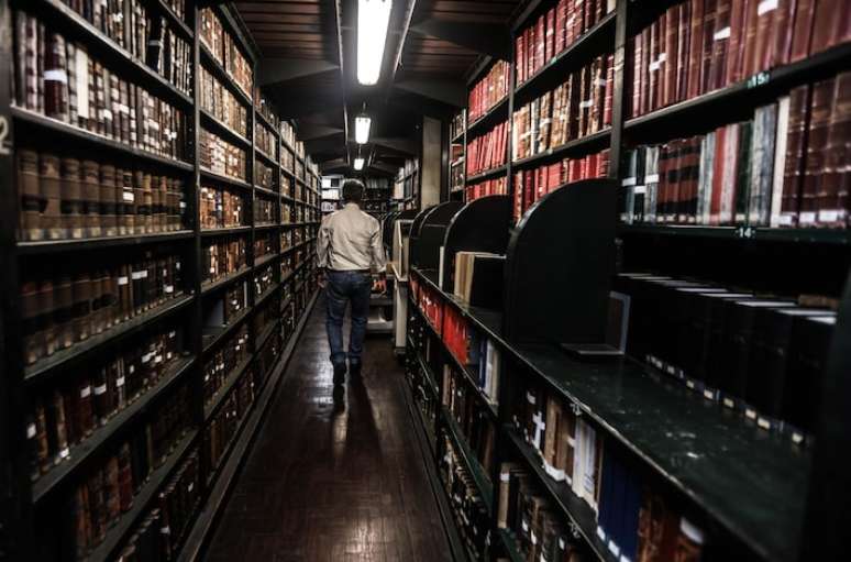 A Biblioteca da Faculdade de Direito da USP, que completa 200 anos em abril, guarda cerca de 500 mil itens em seu acervo