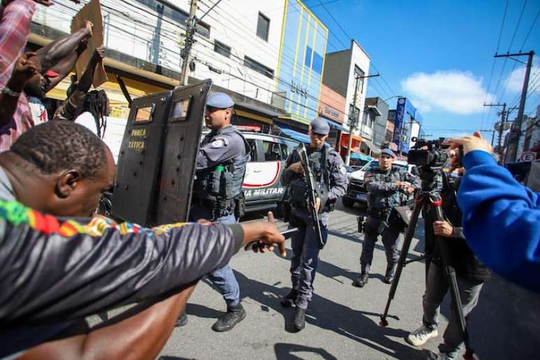 Protesto no Br&aacute;s pela morte do senegal&ecirc;s Ngange Mbaye foi dispersado com bombas de g&aacute;s pela PM