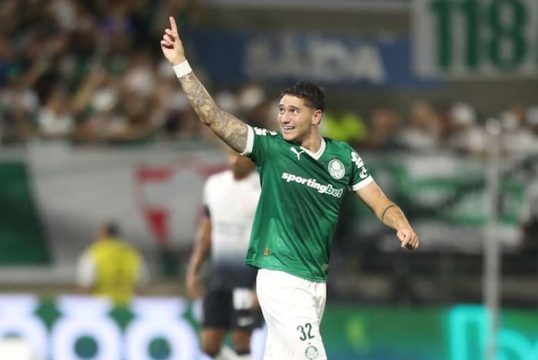 Emiliano Mart&iacute;nez comemora segundo gol do Palmeiras em Barueri.