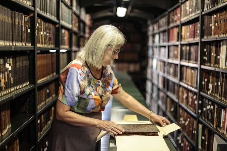 Maria Lucia Beffa, a chefe t&eacute;cnica da biblioteca da Faculdade de Direito da USP: conserva&ccedil;&atilde;o de obras raras