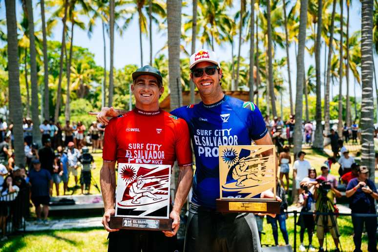 Jordy Smith e Matthew McGillivray comemoram na WSL. 