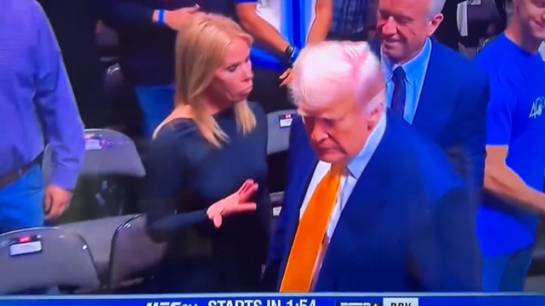 Trump leaves the actress “in the void” and ignores the hand taken during the event