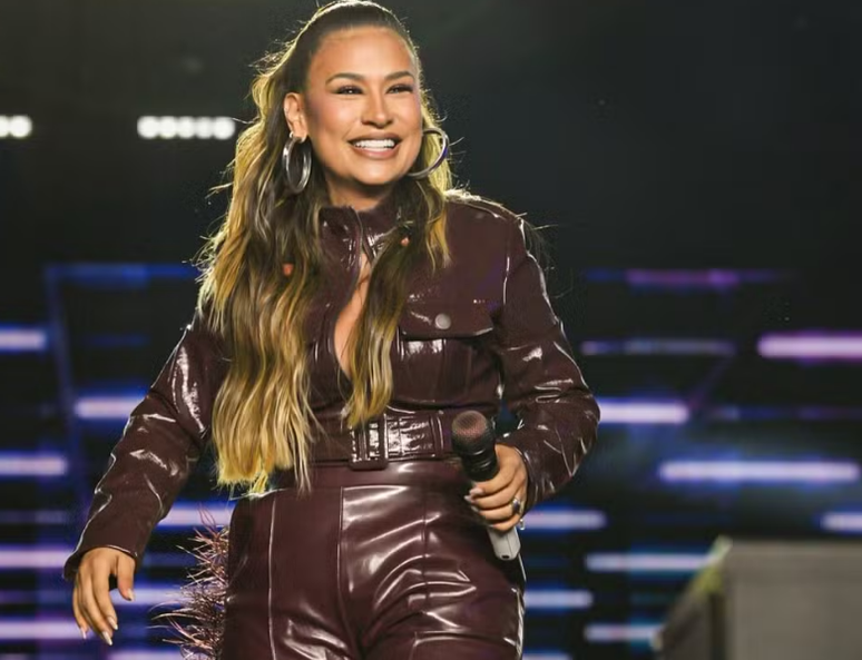 Simone Mendes com look de couro