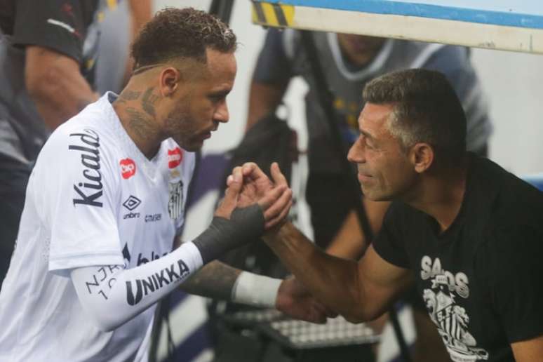 Pedro Caixinha elogiou liderança de Neymar no período em que o atacante esteve afastado dos gramados.