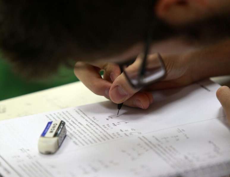 Enem é o maior vestibular do País. Estudantes de baixa renda e inscritos no programa Pé-de-meia têm direito a gratuidade.