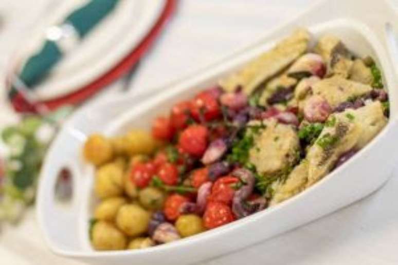 Bacalhau de Páscoa com tomatinhos cereja confitados e batatinhas douradas