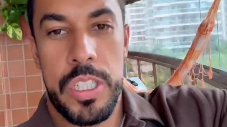 Maike se irrita após Vinícius confessar interesse por Renata