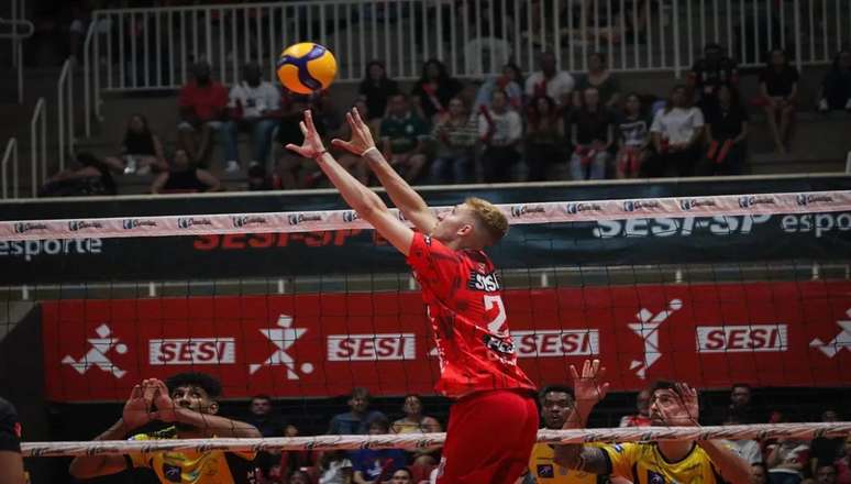 Mateus Bender foi destaque do time paulista na primeira partida de quartas de final da Superliga contra o Praia Clube 