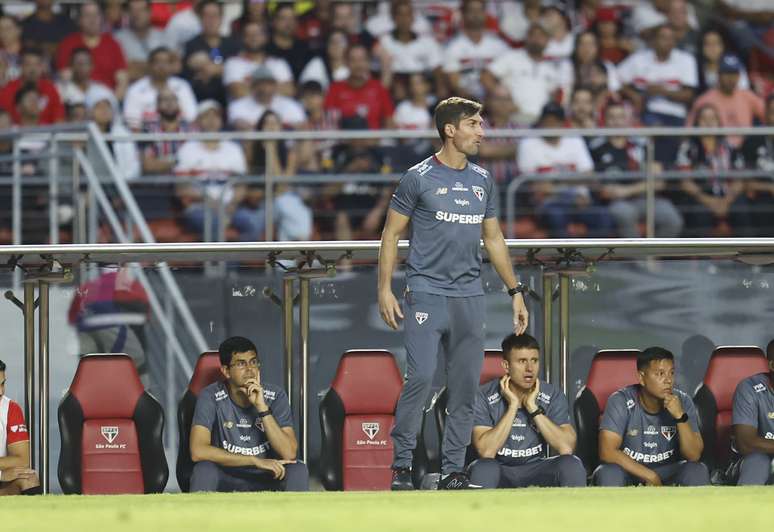 Max Cuberas à beira do campo no jogo contra o Cruzeiro pelo Brasileirão (Photo by Rubens Chiri e Paulo Pinto/Saopaulofc.net)