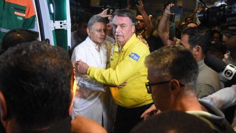 Uma das principais complicações enfrentadas pelo ex-presidente é a obstrução intestinal, que às vezes exige uma cirurgia para ser corrigida