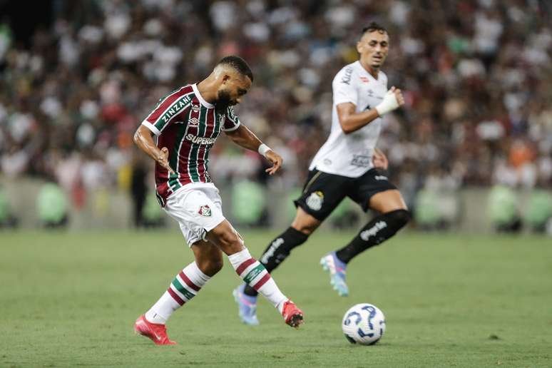 Samuel Xavier fez o gol que garantiu a vitória para o Fluminense diante do Santos. (FOTO: LUCAS MERÇON / FLUMINENSE F.C.)