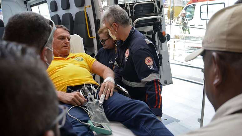 Bolsonaro chegando de ambulância em hospital de Natal, no Rio Grande do Norte. Ex-presidente sofre com constantes problemas intestinais desde que foi alvo de uma facada