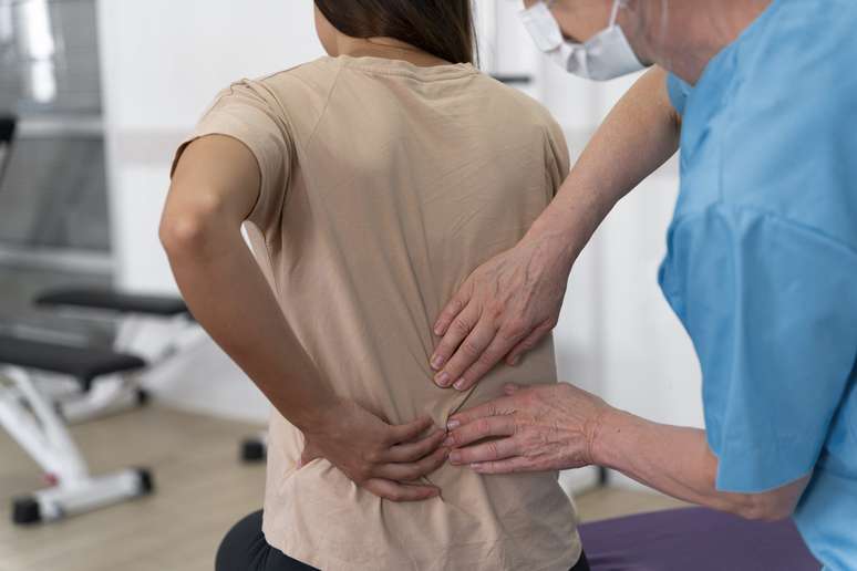 O tratamento para as dores da coluna varia para cada paciente. As alternativas vão desde um simples repouso diário até o uso de medicação