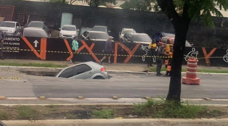 Veículo dentro de buraco na Avenida Assis Ribeiro