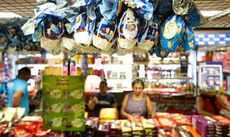பிரேசிலியர்களின் பைகளில் தாக்கம் சூப்பர் மார்க்கெட்டுகளின் வண்ணமயமான அலமாரிகளுக்கு அப்பால் செல்கிறது.