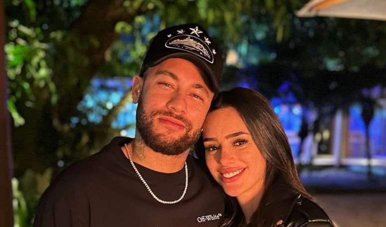 Flores, jantar e mais: grávida da 2ª filha, Bruna Biancardi ganha surpresas românticas de Neymar em aniversário.