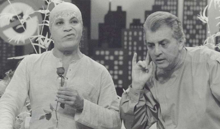 Apontado como namorado de Zacarias, Carlos Leite, de 'A Praça é Nossa', tomou decisão surpreendente para montar peça de teatro.