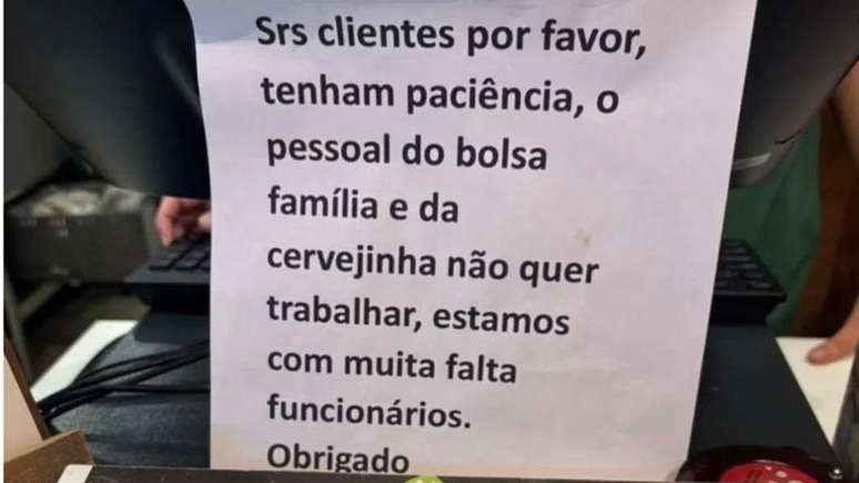 Cartaz afixado em restaurante de São Paulo, que culpava 'o pessoal do Bolsa Família' pela falta de funcionários, viralizou nas redes sociais