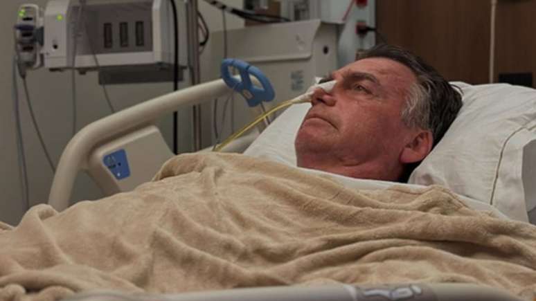 Filho de Bolsonaro desabafa sobre estado do pai: 'Cirurgia mais complicada'