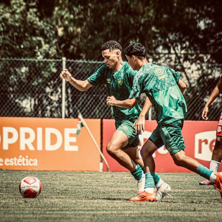 Cauê, atacante do Fluminense, em ação durante um amistoso –