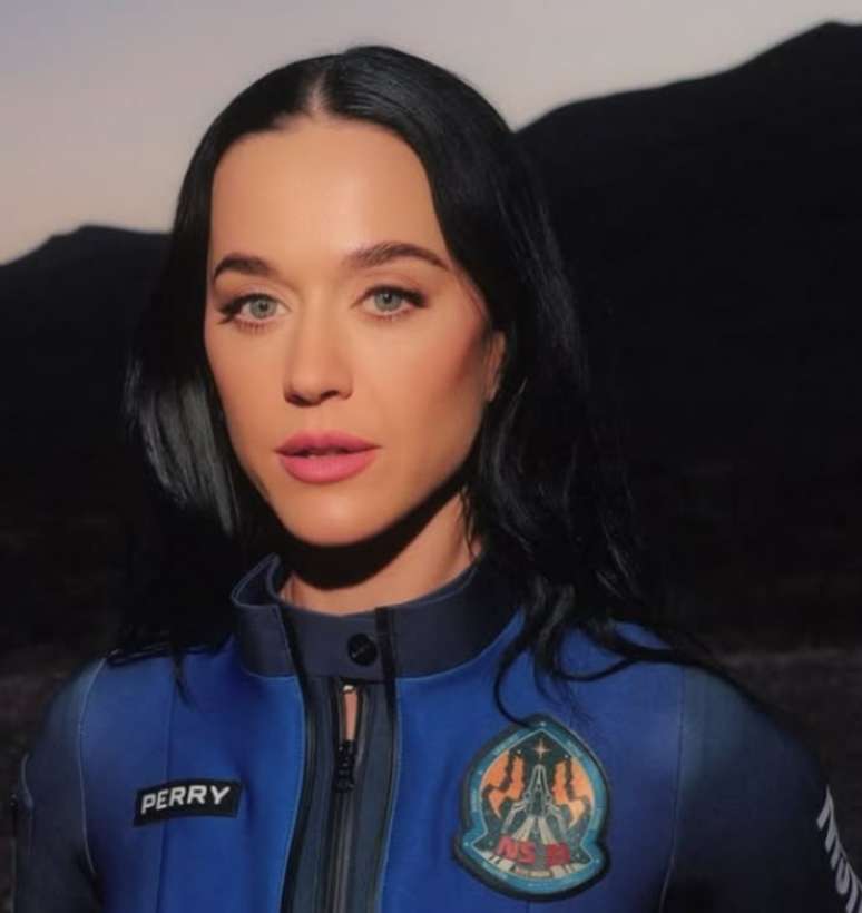Katy Perry retorna do espaço e registra momentos