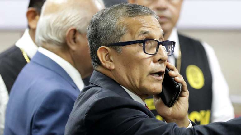 O ex-presidente do Peru (2011-2016), Ollanta Humala, emsua audiência de sentença em um tribunal em Lima, em 15 de abril de 2025. Um tribunal peruano condenou na terça-feira o ex-presidente Ollanta Humala a 15 anos de prisão em um vasto caso de corrupção envolvendo a construtora brasileira Odebrecht e propinas pagas a políticos.