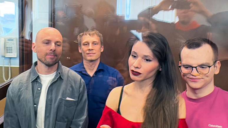 Jornalistas russos (da esquerda para a direita) Sergei Karelin, Konstantin Gabov, Antonina Kravtsova e Artem Kriger, durante o anúncio do veredicto no tribunal de Nagatinsky, em Moscou, em 15 de abril de 2025.