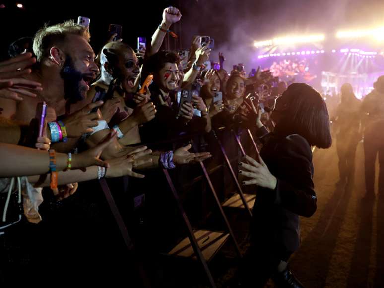 Lady Gaga interagindo com o p&uacute;blico durante performance no Coachella 2025 | Kevin Mazur/Getty Images for Coachella