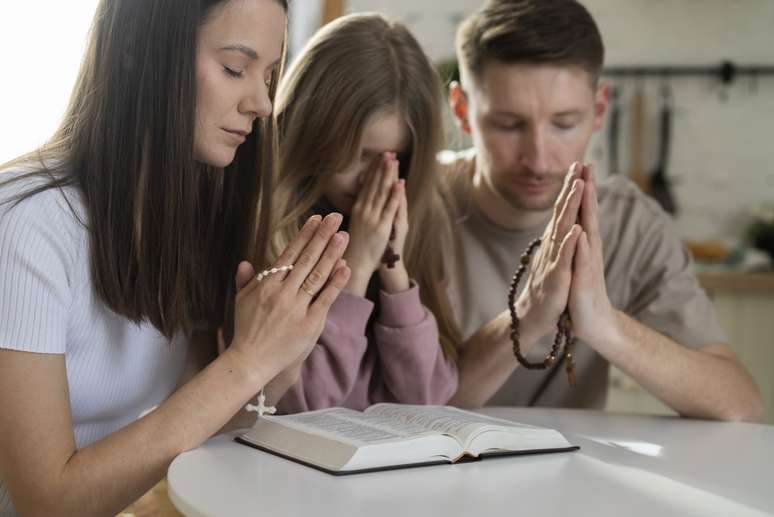 Antes de começar a rezar, procure um local tranquilo da sua casa e concentre