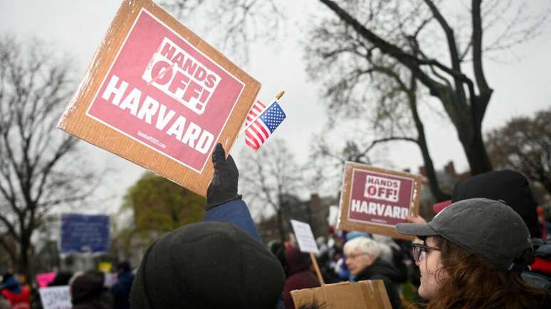 Manifestantes se reúnem em Cambridge Common em um protesto organizado pela cidade de Cambridge, pedindo à liderança de Harvard que resista à interferência do governo federal na universidade, em Cambridge, Massachusetts, EUA, em 12 de abril de 2025.
