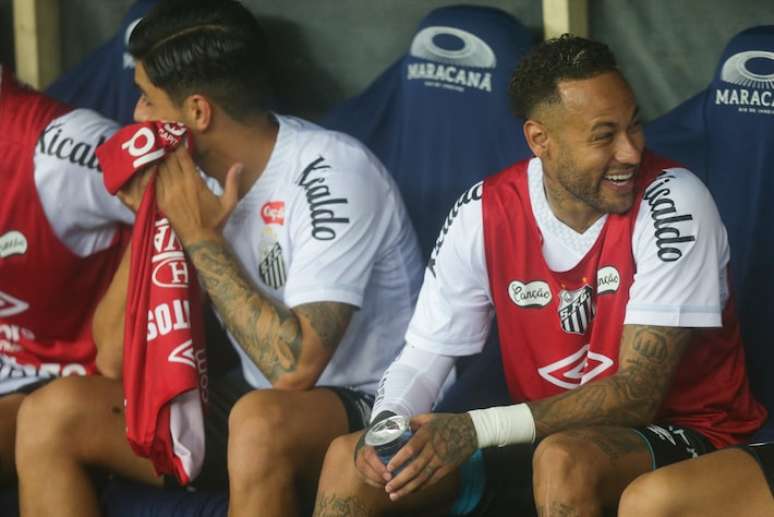 Neymar reestreou no Brasileirão após 12 anos em derrota do Santos diante do Fluminense.