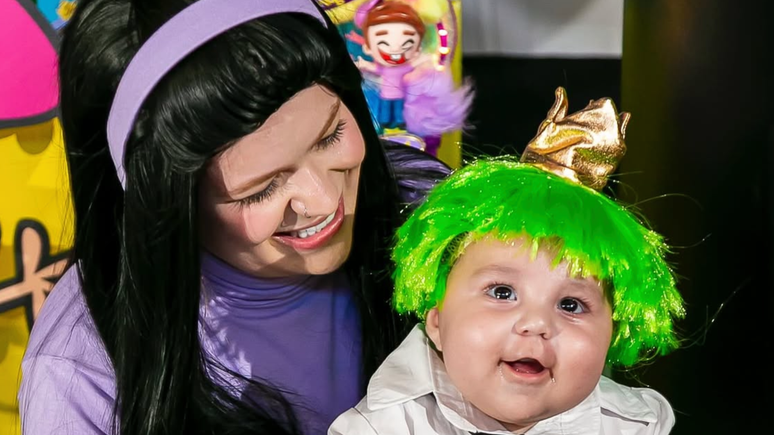 Viih tube exibe albúm de fotos do mesversário do filho