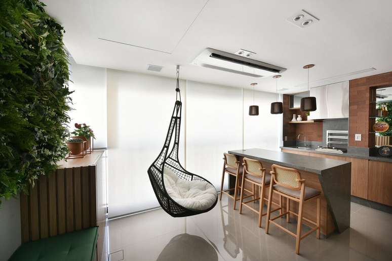 A poltrona suspensa é estilosa e funciona como uma peça decorativa de destaque Projeto: Rosangela Pena Arquitetura|