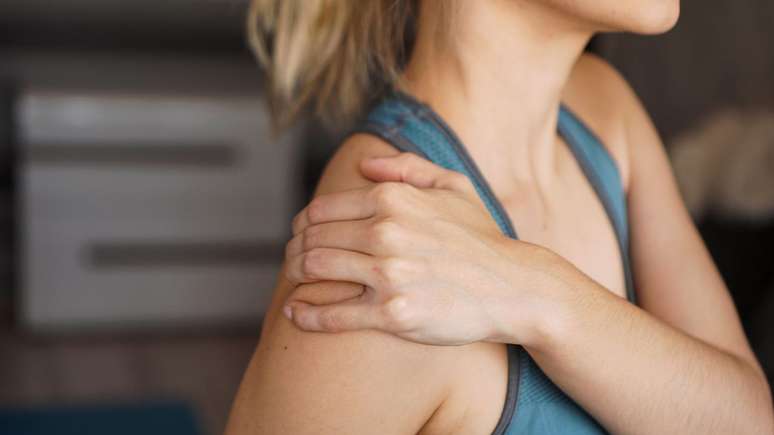 Confira dicas para evitar lesões no ombro na prática de exercícios físicos