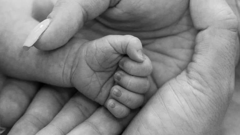 Foto publicada pela filha de Schumacher, Gina, com a mão de sua filha, Millie