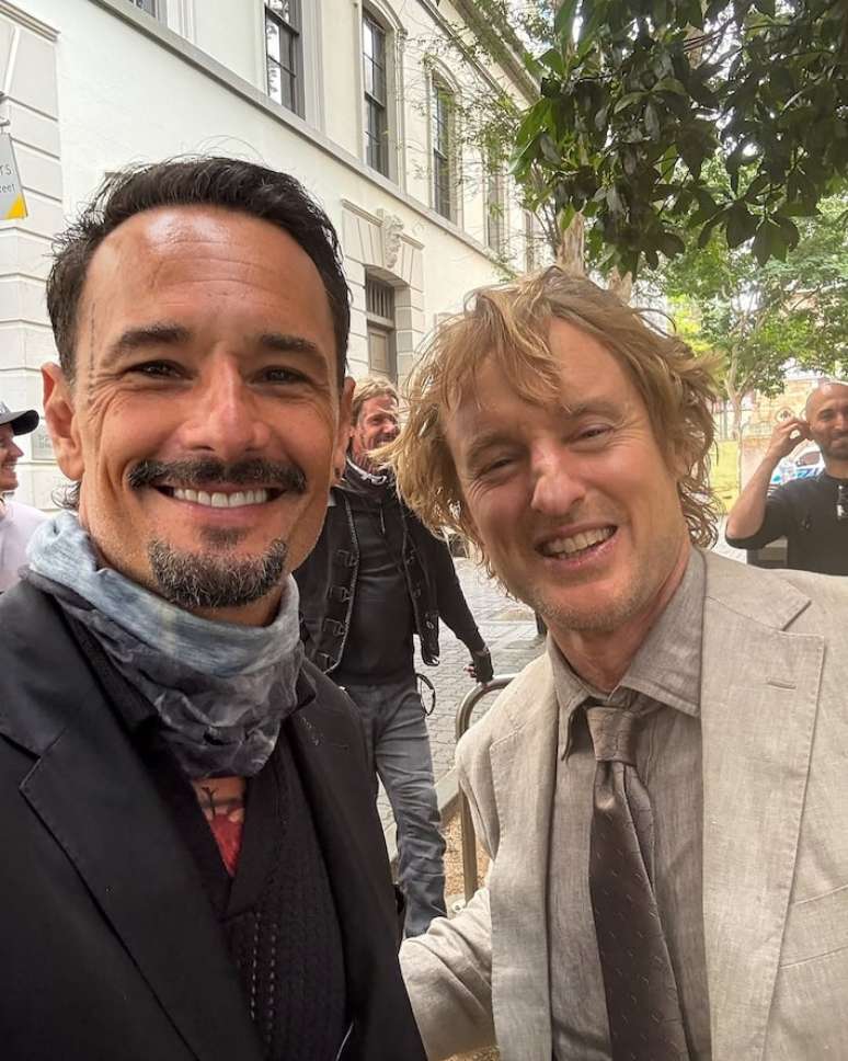 Rodrigo Santoro e Owen Wilson nos bastidores de 'Runner'