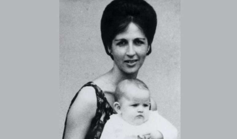 Nascida em 1963, essa bebê fofa no colo da mãe não imaginava que teria muitos 'súditos'; há pouco tempo revelou doença crônica e mudou a aparência. Reconhece?.