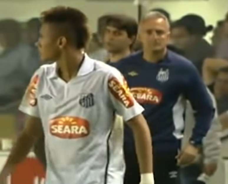 Em 2011, Neymar discutiu com Dorival Júnior após ser barrado de bater pênalti –