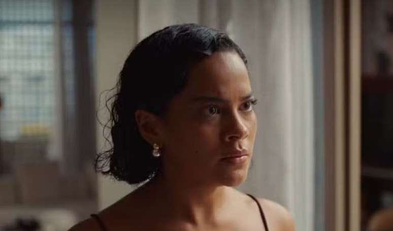Tensão entre Bella Campos e Cauã Reymond começou bem antes da estreia do remake de 'Vale Tudo'. Tudo sobre a polêmica!.