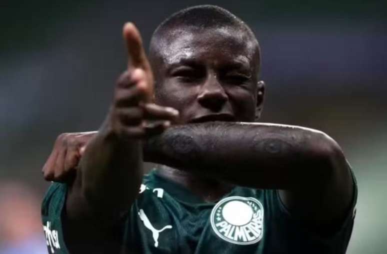 Marino Hinestroza em ação pelo Atlético Nacional –