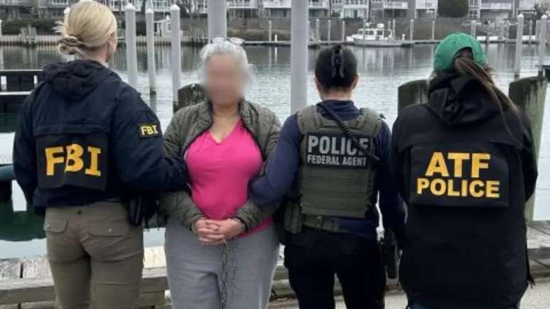 Agentes do ICE, o Serviço de Imigração dos Estados Unidos, e do FBI, prendem brasileira acusada de crimes sexuais contra uma criança